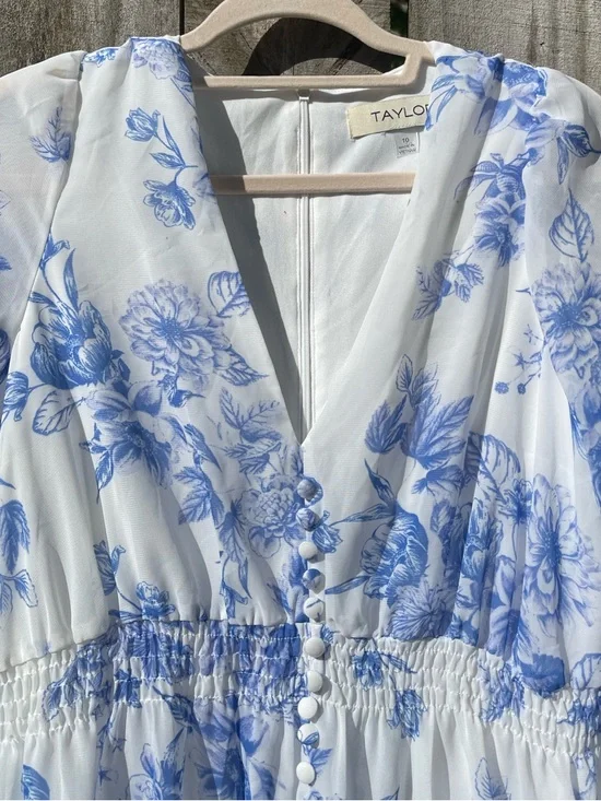 Taylor Blue and White Floral V-Neck Dress - Picture 2 of 12